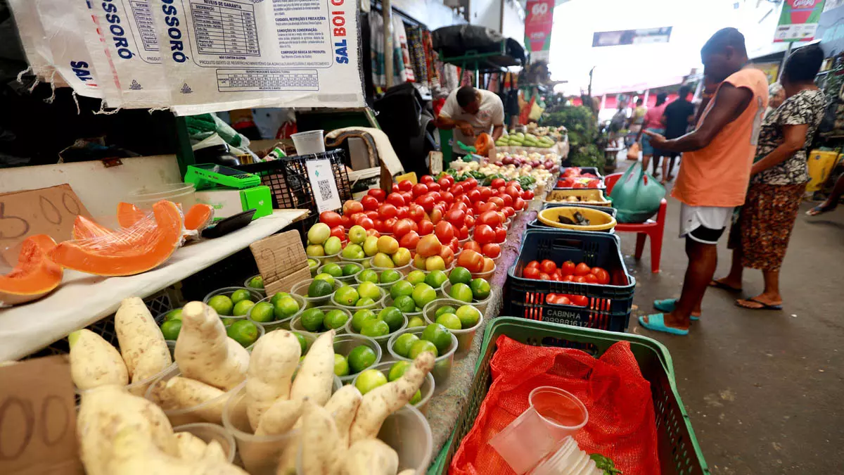 Previsto para entrar em vigor em 1º de janeiro e começar a ser pago em fevereiro, o novo salário mínimo de R$ 1.621 deve injetar