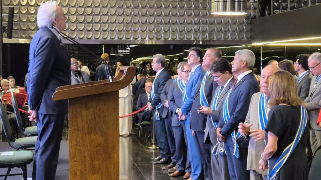 O governador da Bahia, Jerônimo Rodrigues, foi homenageado nesta terça-feira (9) com a medalha da Ordem do Mérito do Ministério
