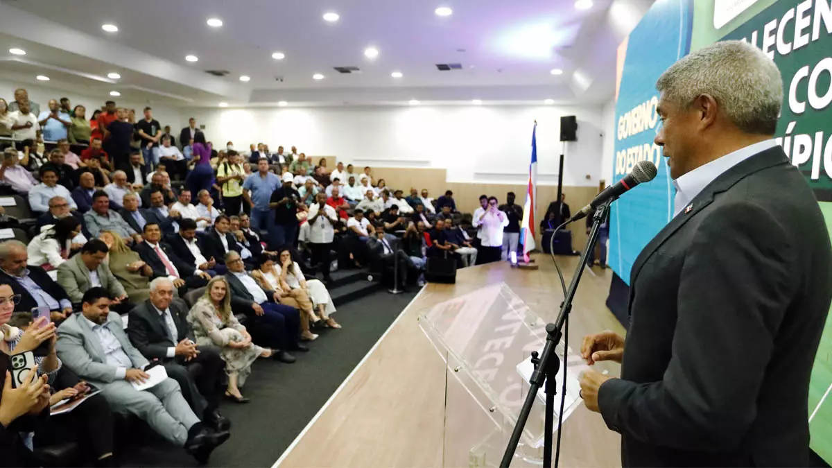 um novo pacote de obras que contempla pavimentação, construção de pontes e celebração de convênios em 31 municípios baianos.