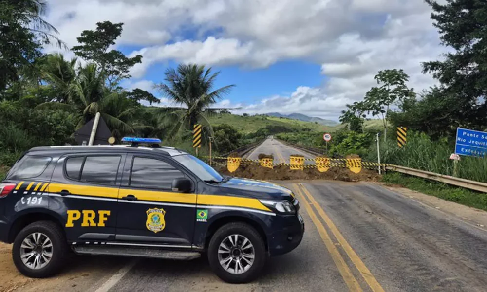Infraestrutura de Transportes (DNIT) liberou, nesta segunda-feira (22), o tráfego na ponte sobre o Rio Jequitinhonha,