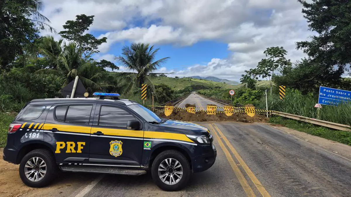 Infraestrutura de Transportes (DNIT) liberou, nesta segunda-feira (22), o tráfego na ponte sobre o Rio Jequitinhonha,