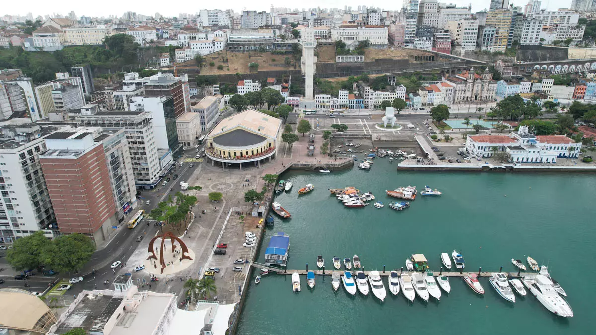 os primeiros dias de 2026 na Bahia. O destaque é o calor intenso em todas as regiões, com pouca variação térmica e chuvas mais