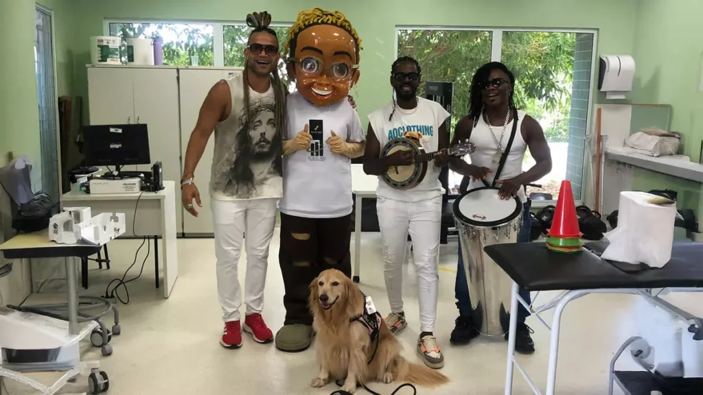 Cães terapeutas, acompanhados por música e muita alegria, percorreram os corredores da unidade, levando sorrisos e esperança