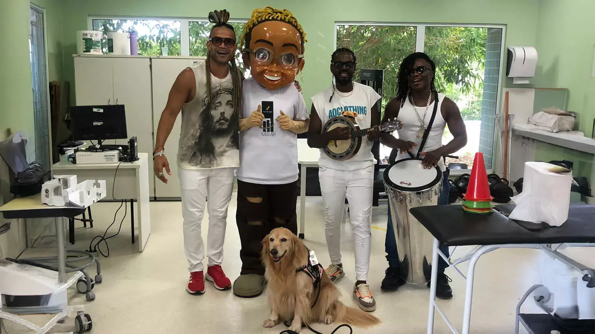 Cães terapeutas, acompanhados por música e muita alegria, percorreram os corredores da unidade, levando sorrisos e esperança