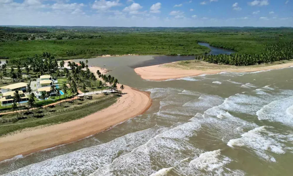 Localizado na Costa dos Coqueiros, a 165 quilômetros de Salvador, o município de Esplanada reúne riqueza cultural e natureza