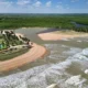 Localizado na Costa dos Coqueiros, a 165 quilômetros de Salvador, o município de Esplanada reúne riqueza cultural e natureza