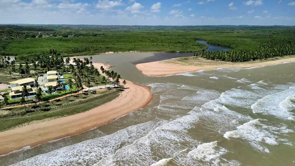 Localizado na Costa dos Coqueiros, a 165 quilômetros de Salvador, o município de Esplanada reúne riqueza cultural e natureza