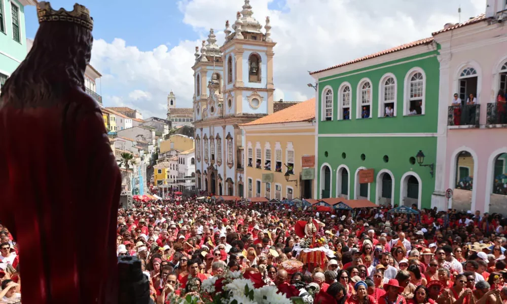 padroeira dos bombeiros e dos mercados. O Pelourinho se transforma em um grande cenário de fé e ancestralidade, com o vermelho
