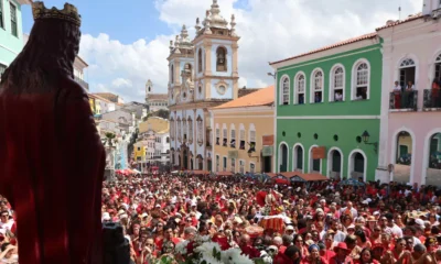 padroeira dos bombeiros e dos mercados. O Pelourinho se transforma em um grande cenário de fé e ancestralidade, com o vermelho