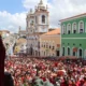 padroeira dos bombeiros e dos mercados. O Pelourinho se transforma em um grande cenário de fé e ancestralidade, com o vermelho