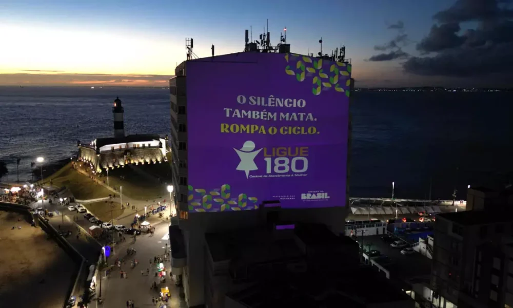 O pôr do sol na Barra, em Salvador, ganhou um significado especial nesta sexta-feira (19) com a projeção do número Ligue 180
