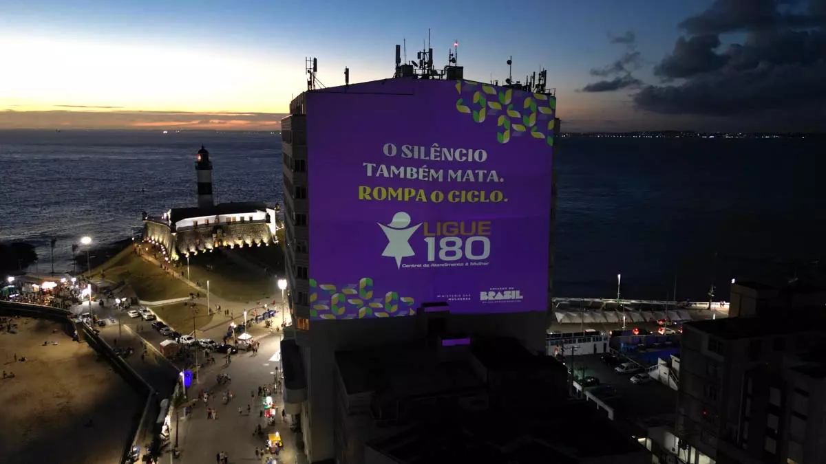 O pôr do sol na Barra, em Salvador, ganhou um significado especial nesta sexta-feira (19) com a projeção do número Ligue 180