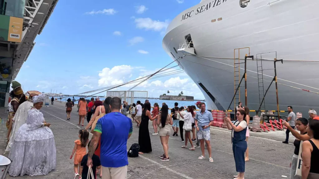 A chegada de três navios de cruzeiro a Salvador, neste início de semana, impulsionou o turismo baiano com o desembarque