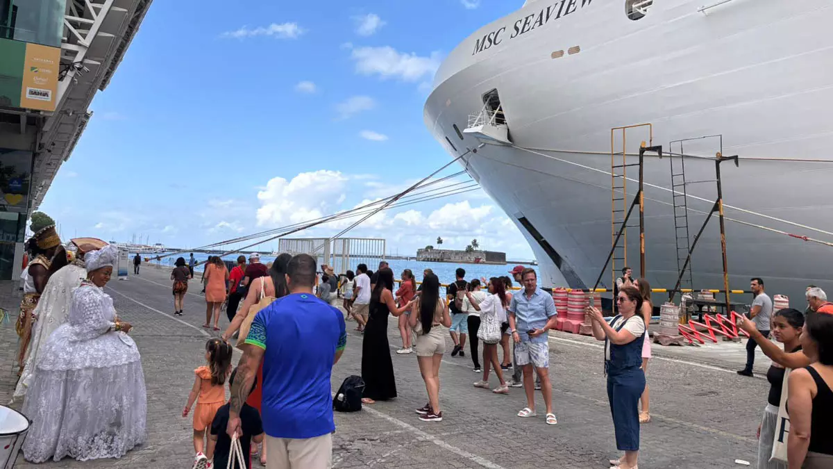 A chegada de três navios de cruzeiro a Salvador, neste início de semana, impulsionou o turismo baiano com o desembarque