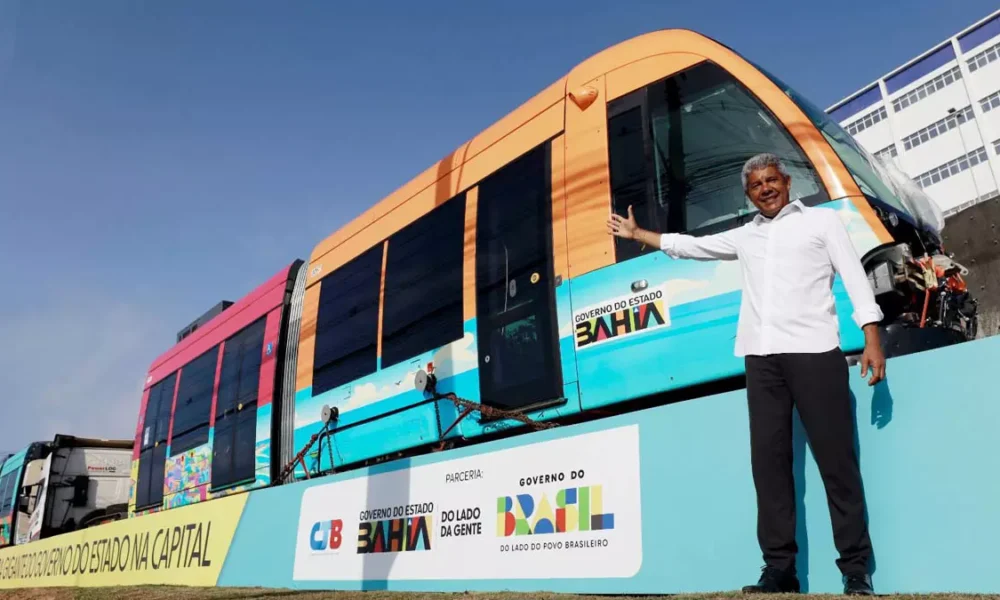 Salvador recebeu, nesta quarta-feira (3), os primeiros trens do Veículo Leve sobre Trilhos (VLT), apresentados à população, imprensa e autoridades
