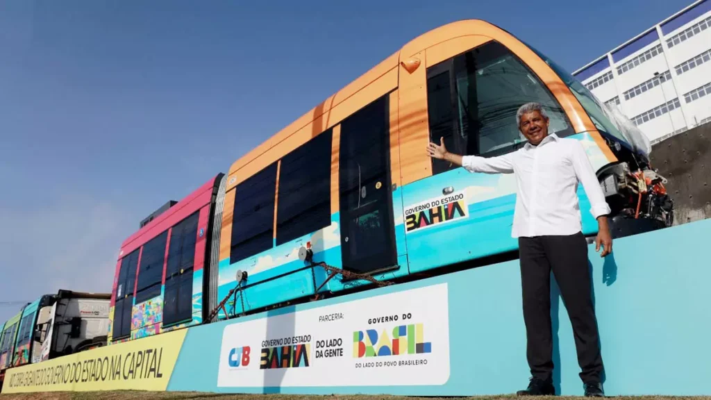 Salvador recebeu, nesta quarta-feira (3), os primeiros trens do Veículo Leve sobre Trilhos (VLT), apresentados à população, imprensa e autoridades