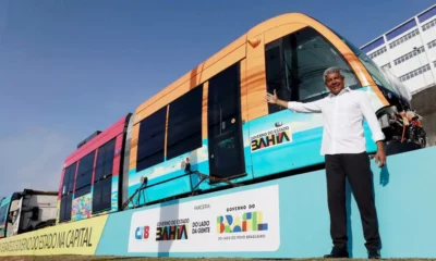 Salvador recebeu, nesta quarta-feira (3), os primeiros trens do Veículo Leve sobre Trilhos (VLT), apresentados à população, imprensa e autoridades