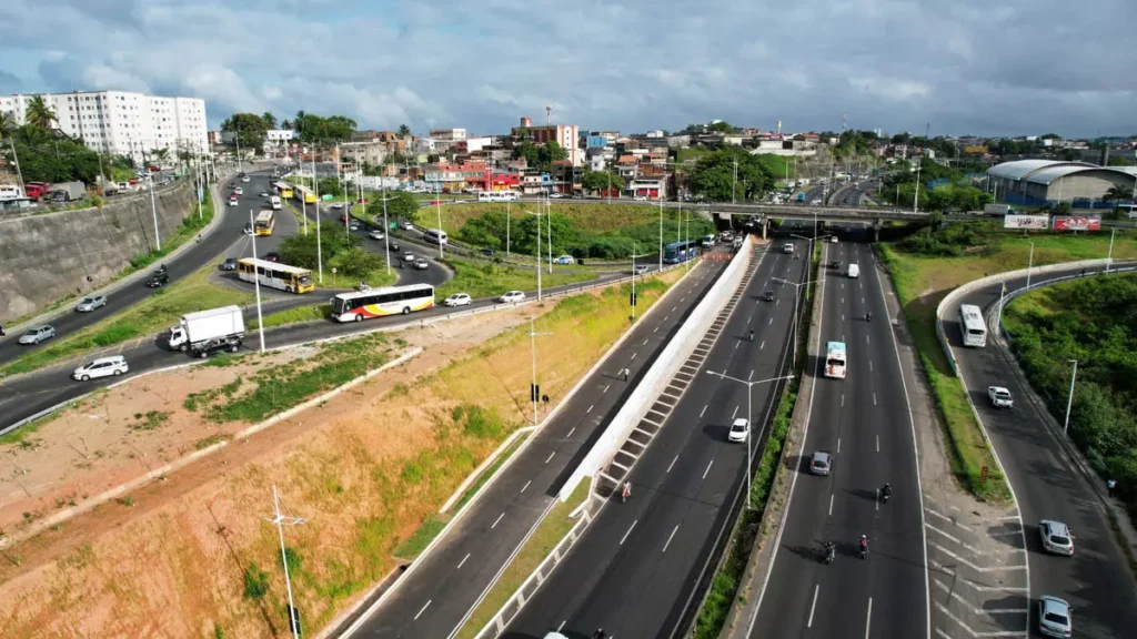 O Governo da Bahia inaugurou, nesta quinta-feira (4), a nova ligação Lobato x BR-324, criando uma conexão direta entre o Subúrbio