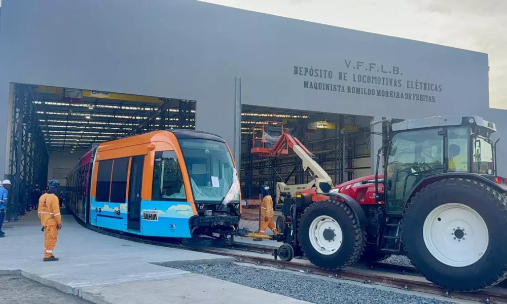 Os primeiros trens do Veículo Leve sobre Trilhos (VLT) já estão em Salvador e deram início à fase de preparação para testes operacionais.