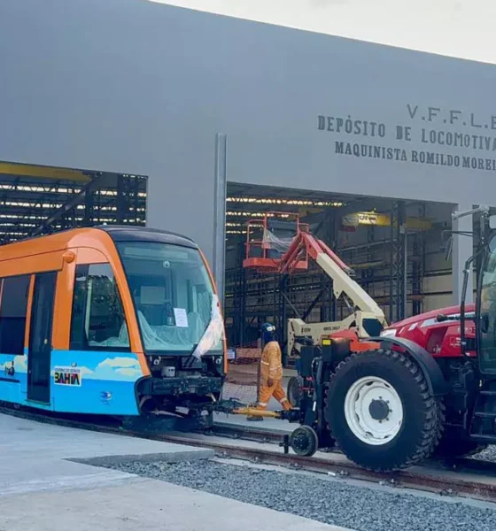 Os primeiros trens do Veículo Leve sobre Trilhos (VLT) já estão em Salvador e deram início à fase de preparação para testes operacionais.