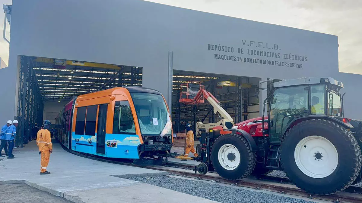 Os primeiros trens do Veículo Leve sobre Trilhos (VLT) já estão em Salvador e deram início à fase de preparação para testes operacionais.