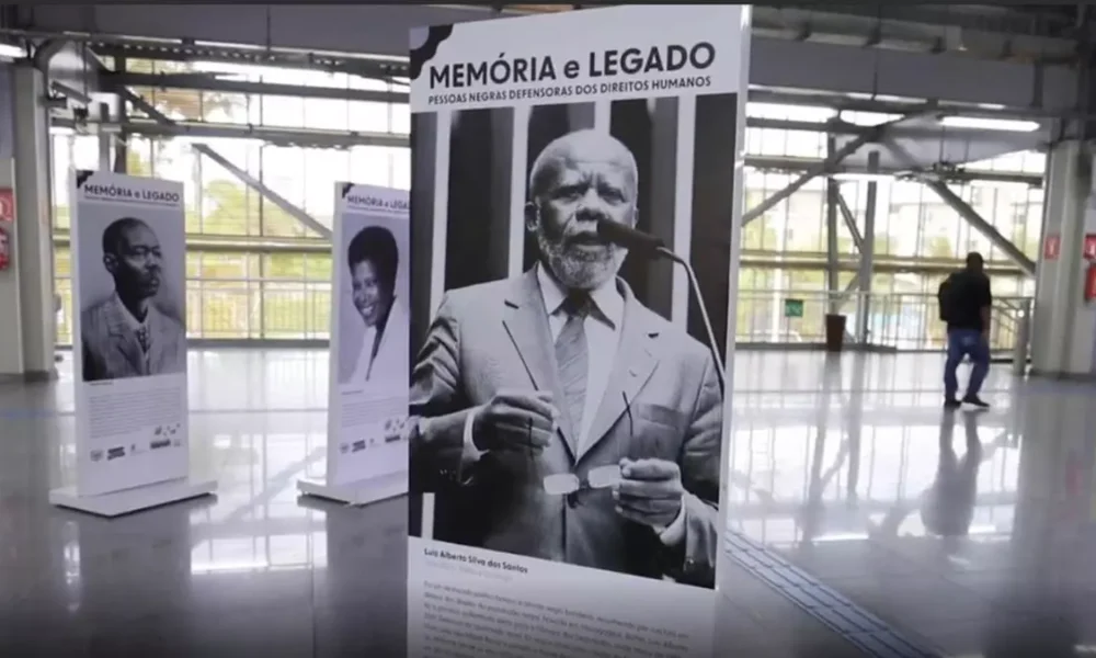 a Secretaria de Justiça e Direitos Humanos (SJDH), em parceria com o Metrô Bahia, promove a exposição “Pessoas Negras Defensoras