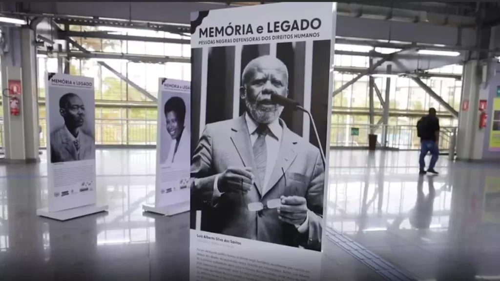 a Secretaria de Justiça e Direitos Humanos (SJDH), em parceria com o Metrô Bahia, promove a exposição “Pessoas Negras Defensoras