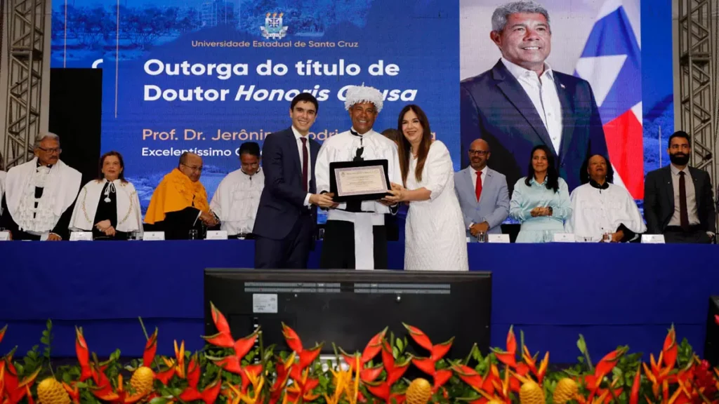 Santa Cruz (Uesc) comemorou 34 anos de estadualização com um marco histórico: a outorga do título de Doutor Honoris Causa