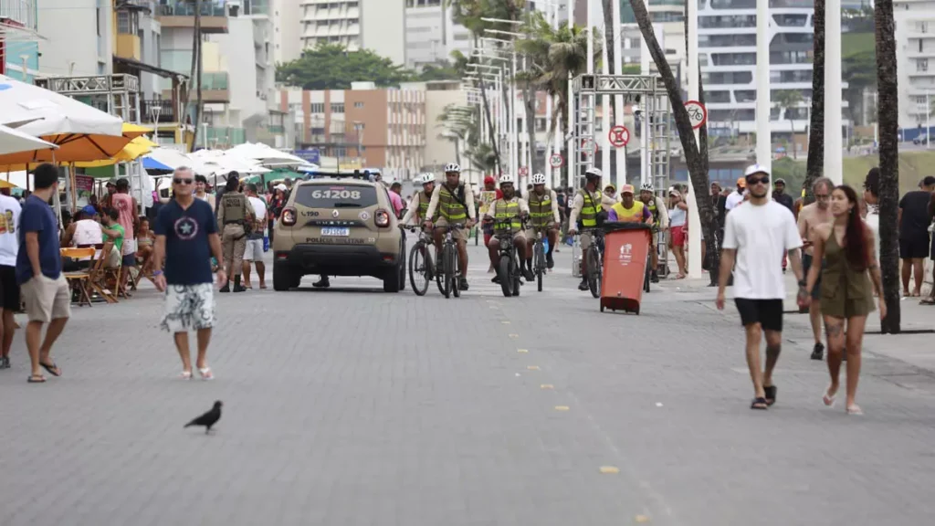 finais de semana e feriados. Entre as ações, o policiamento feito em bicicletas vem chamando atenção pela agilidade em áreas