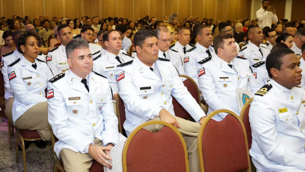 A Polícia Militar da Bahia realizou, nesta terça-feira (9), a formatura de 80 oficiais-alunos do Curso de Aperfeiçoamento de Oficiais