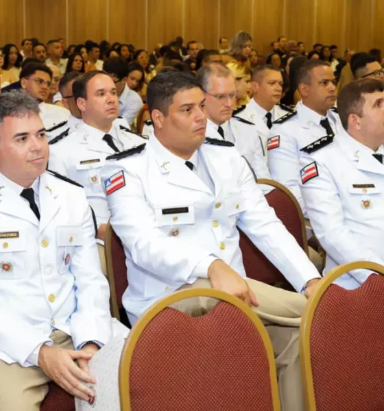 A Polícia Militar da Bahia realizou, nesta terça-feira (9), a formatura de 80 oficiais-alunos do Curso de Aperfeiçoamento de Oficiais
