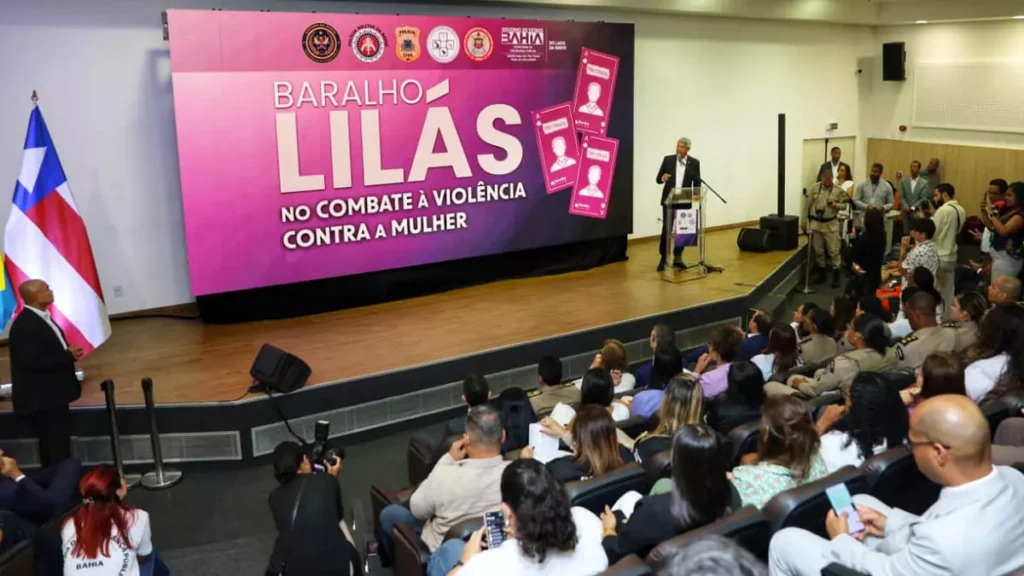 Batizado de Baralho Lilás, o Estado lançou, nesta sexta-feira (12), em Salvador, um novo baralho do crime da Segurança