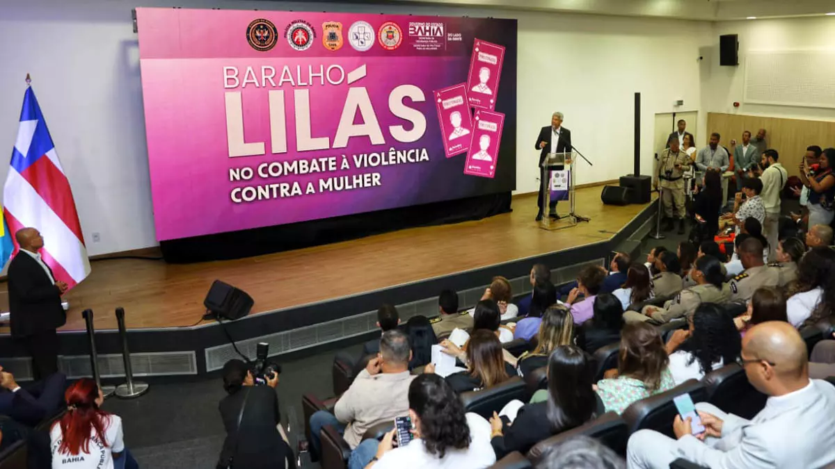Batizado de Baralho Lilás, o Estado lançou, nesta sexta-feira (12), em Salvador, um novo baralho do crime da Segurança