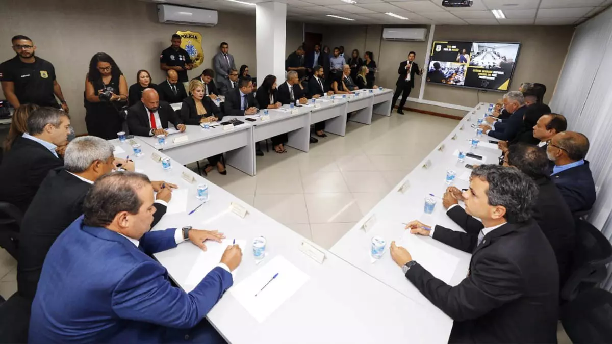 secretário da Segurança Pública, Marcelo Werner, e o delegado-geral da Polícia Civil da Bahia, André Viana, no Complexo da,