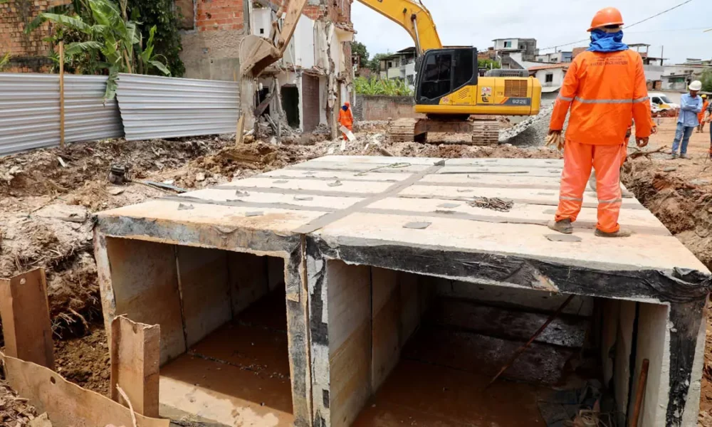 As obras de macrodrenagem dos rios Jaguaribe e Mangabeira, em Salvador, alcançaram 80% de execução. Realizada pela