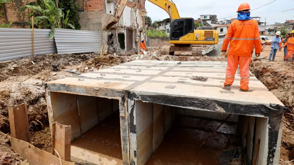 As obras de macrodrenagem dos rios Jaguaribe e Mangabeira, em Salvador, alcançaram 80% de execução. Realizada pela