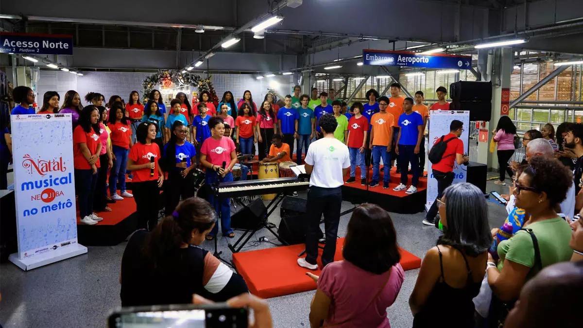 Coro Infantojuvenil dos Núcleos Estaduais de Orquestras Infantis e Juvenis da Bahia (Neojiba), formado por 50 cantores e músicos