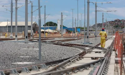 As obras do Trecho 1 do VLT de Salvador, que liga a Estação da Calçada à Ilha de São João, alcançaram 50% de execução, representando