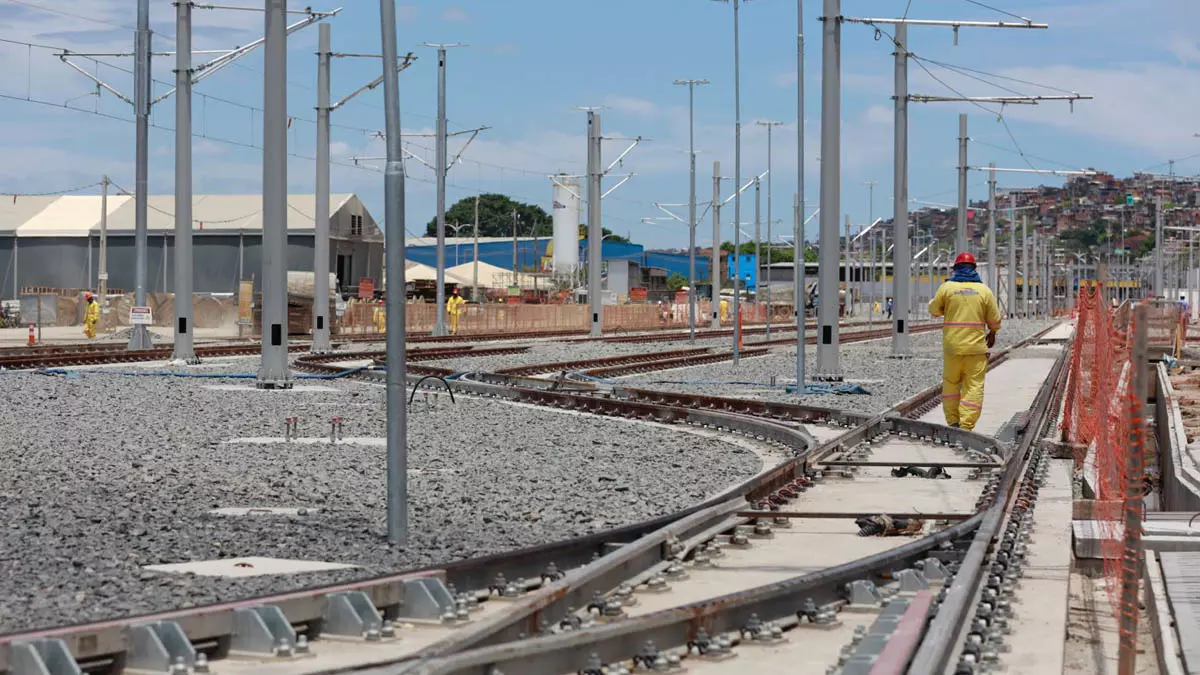 As obras do Trecho 1 do VLT de Salvador, que liga a Estação da Calçada à Ilha de São João, alcançaram 50% de execução, representando