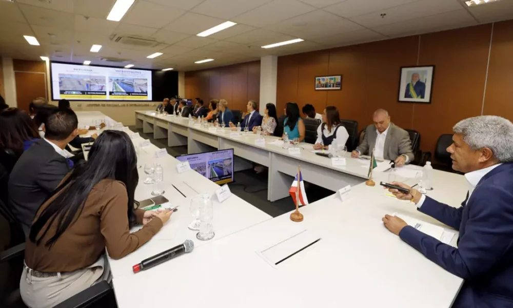 O Governo da Bahia assinou, na manhã desta quinta-feira (18), um acordo que estabelece as regras para o pagamento do piso salarial