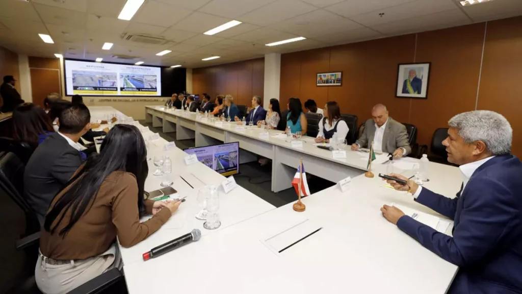 O Governo da Bahia assinou, na manhã desta quinta-feira (18), um acordo que estabelece as regras para o pagamento do piso salarial