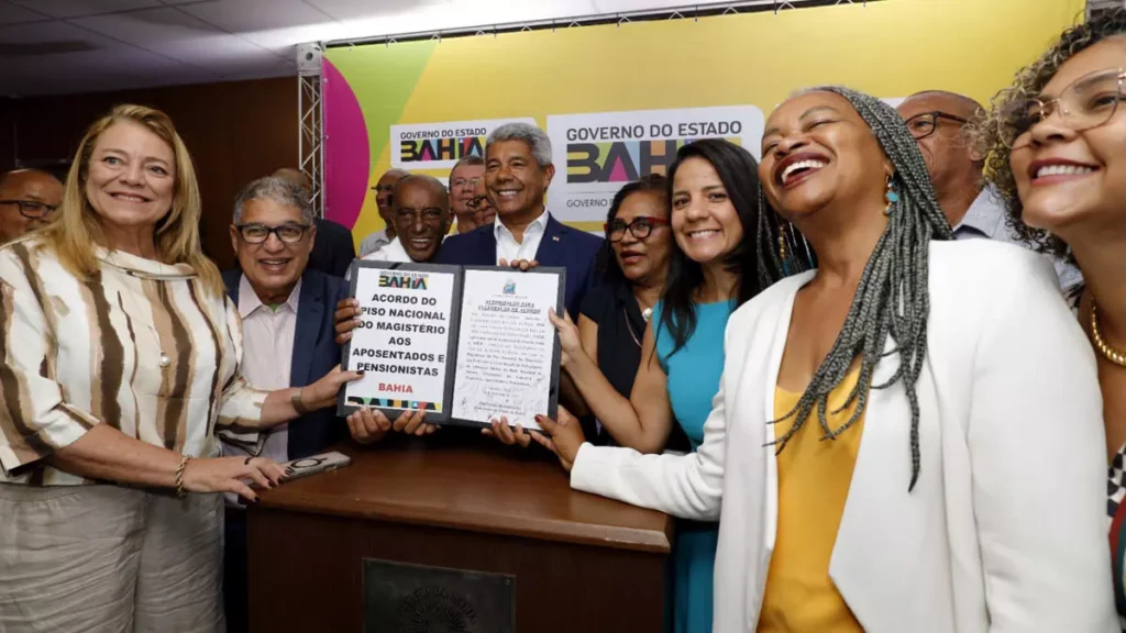 O Governo da Bahia assinou, na manhã desta quinta-feira (18), um acordo que estabelece as regras para o pagamento do piso salarial