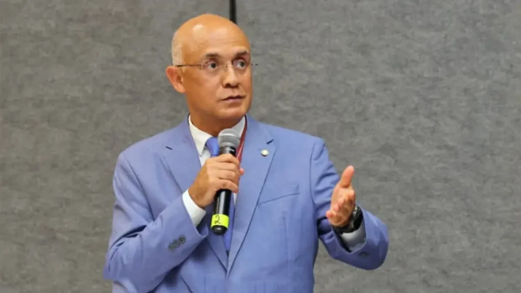 do Estado da Bahia (TCE-BA), foi escolhido por unanimidade para presidir o Instituto Rui Barbosa (IRB) no biênio 2026/2027.