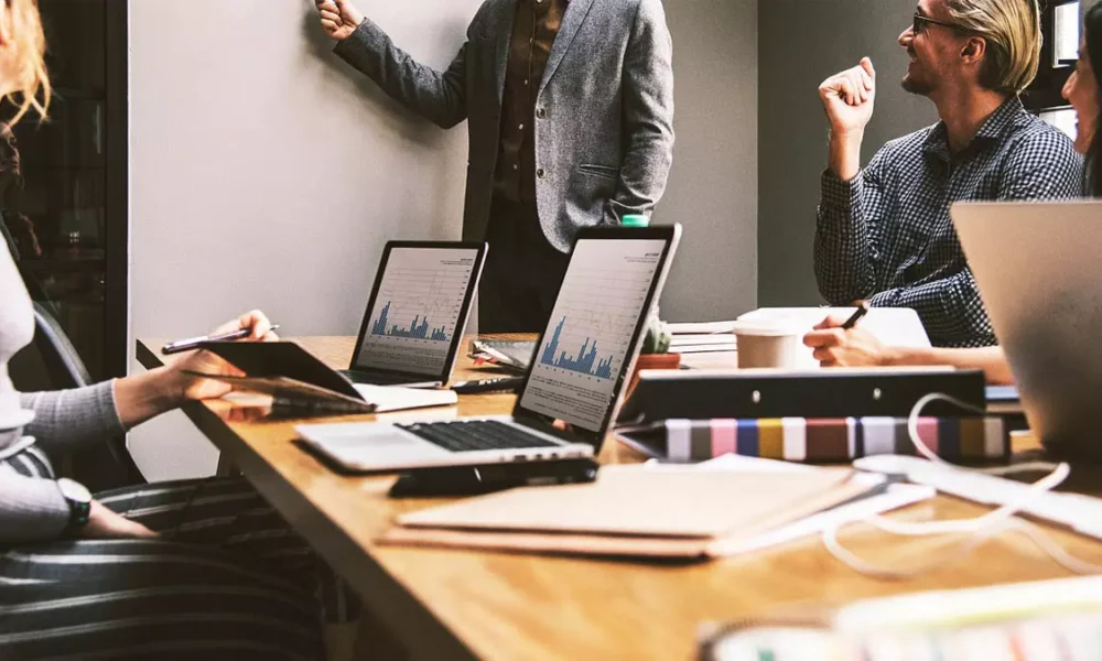 Empresas confundem estratégia com agenda. Líderes confundem movimento com resultado. E, assim, passamos dias inteiros cumprindo