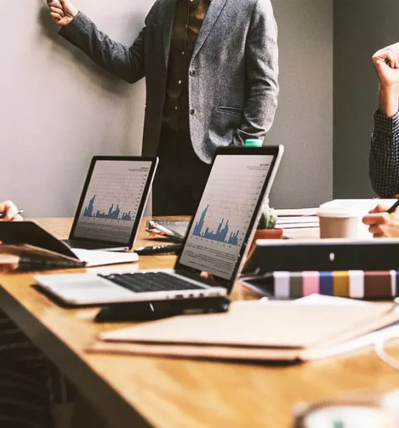 Empresas confundem estratégia com agenda. Líderes confundem movimento com resultado. E, assim, passamos dias inteiros cumprindo