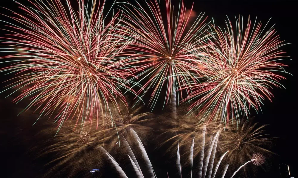 A tradicional queima de fogos que marca as celebrações de Ano Novo pode representar um risco significativo para a saúde e