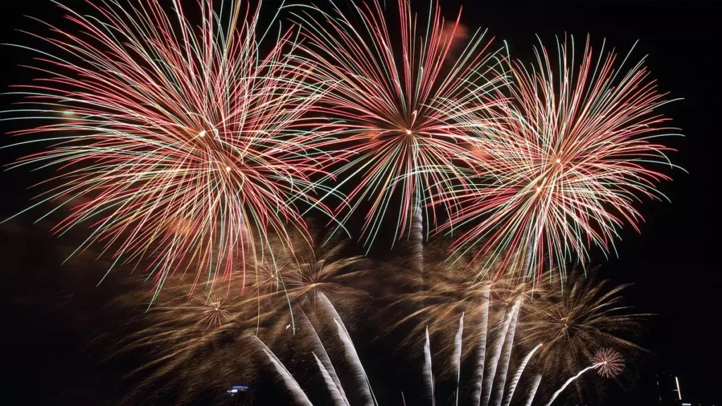 A tradicional queima de fogos que marca as celebrações de Ano Novo pode representar um risco significativo para a saúde e