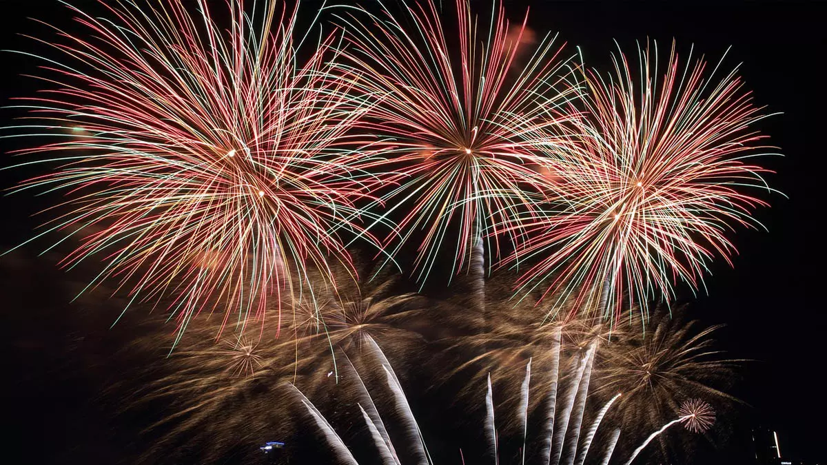 A tradicional queima de fogos que marca as celebrações de Ano Novo pode representar um risco significativo para a saúde e