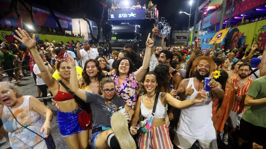originário do Recôncavo Baiano, o samba será o fio condutor do Carnaval de Salvador em 2026. Com o tema “O Samba Nasceu Aqui”,