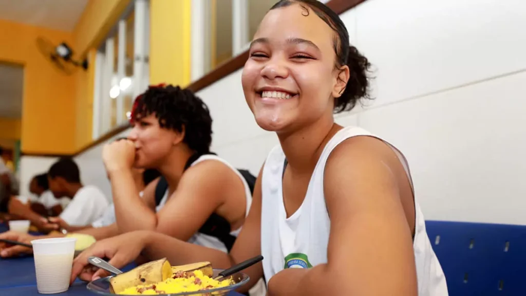 para a família de Evelyn Cruz durante o projeto ‘Férias na Escola’, da Secretaria da Educação (SEC). A estudante de 16 anos,